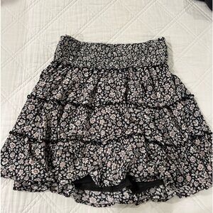 American Eagle. Women’s medium, pink and black floral, mini shirt.